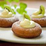Američke krafne (donuts) s pudingom od vanilije i kivijem